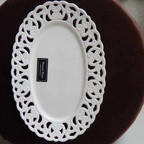 MAISON BLANC White Porcelain Cut Out Hearts Serving Oval Tray Platter 14x9.5 NWT - Picture 2 of 11